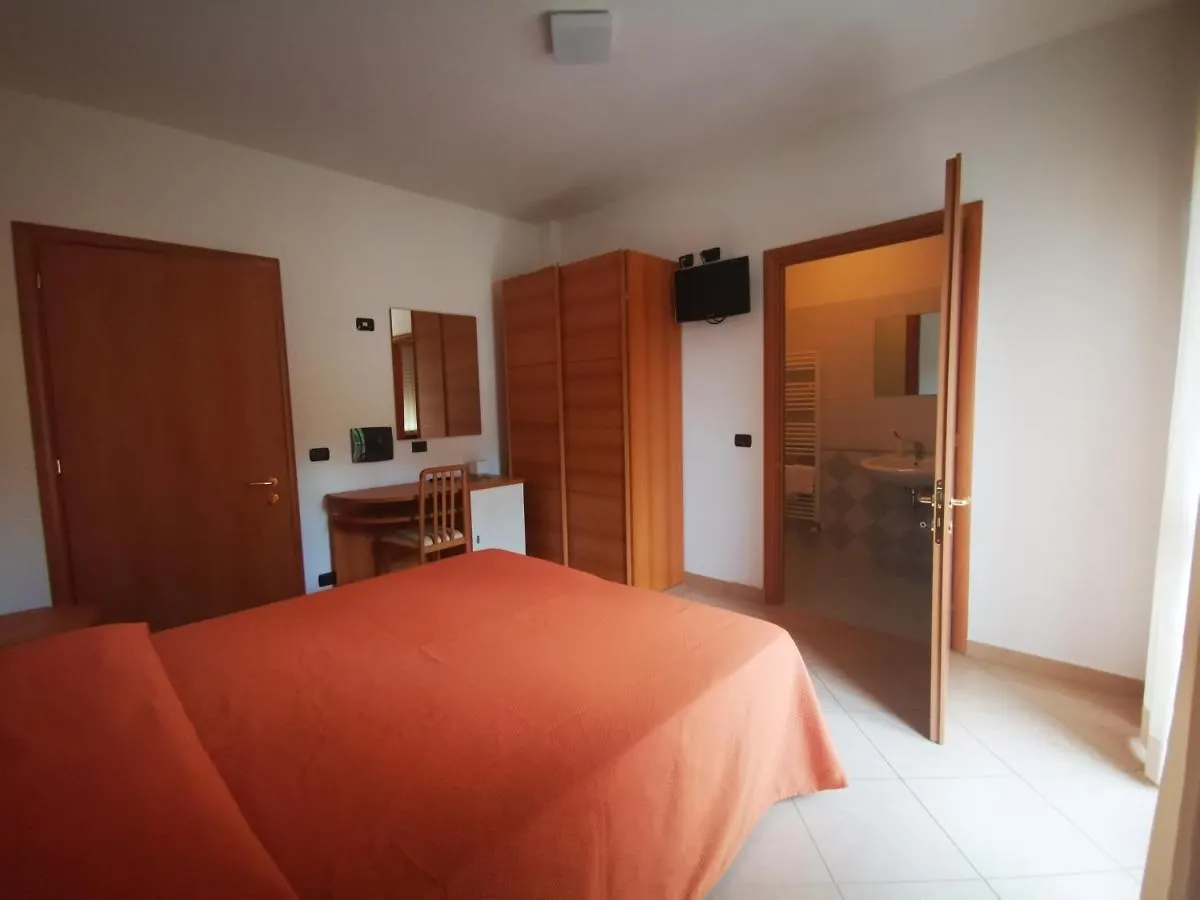 Hotel Linda Gualdo (Forli-Cesena, Emilia-Romagna)